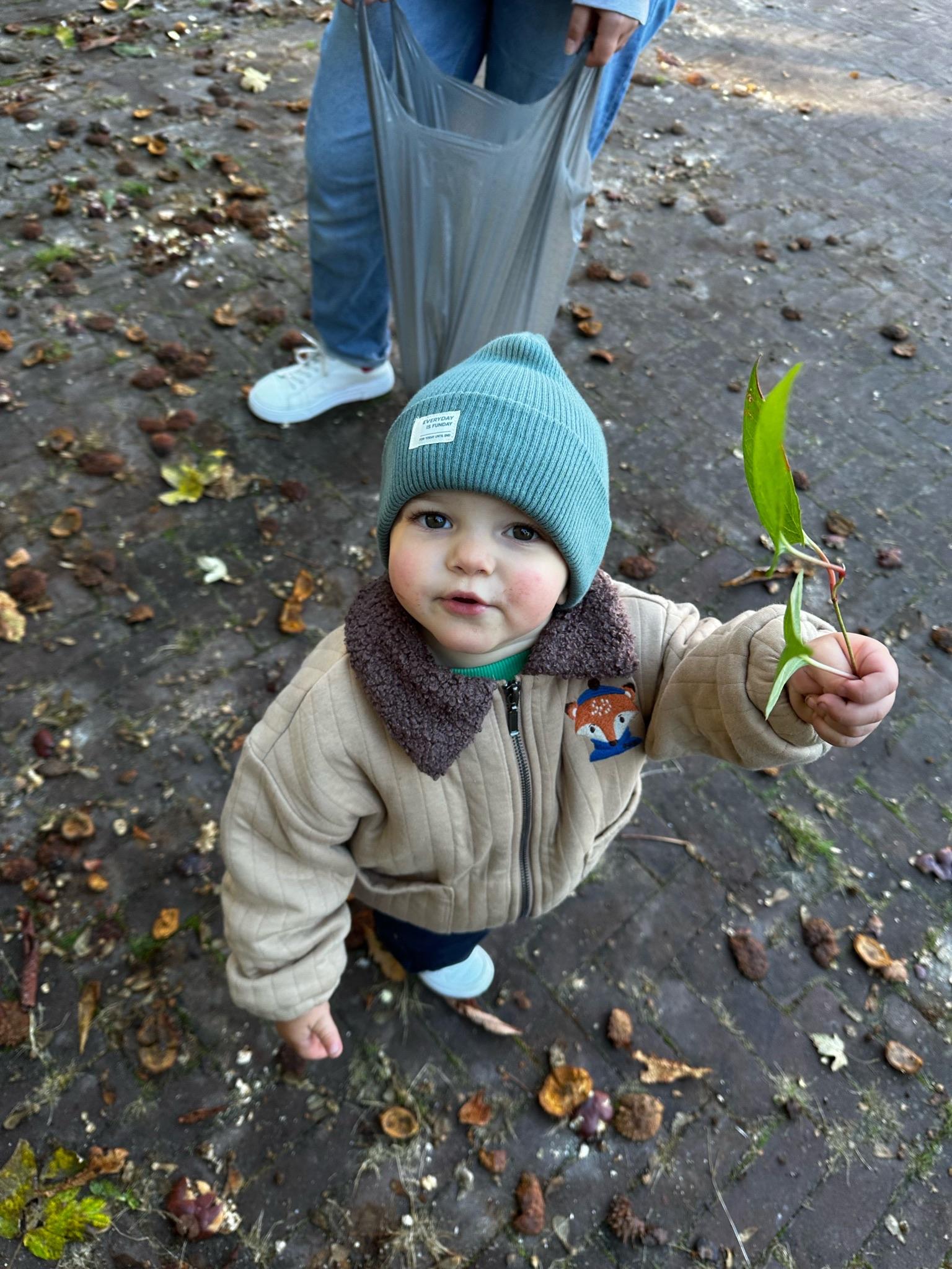 Kinderen op herfstwandeling met kastanjes